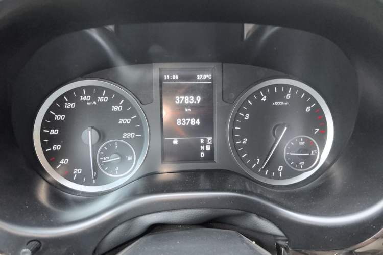 Used Mercedes-Benz Vito 2021 2.0T Elite Version 7 Seats Odometer Close Up