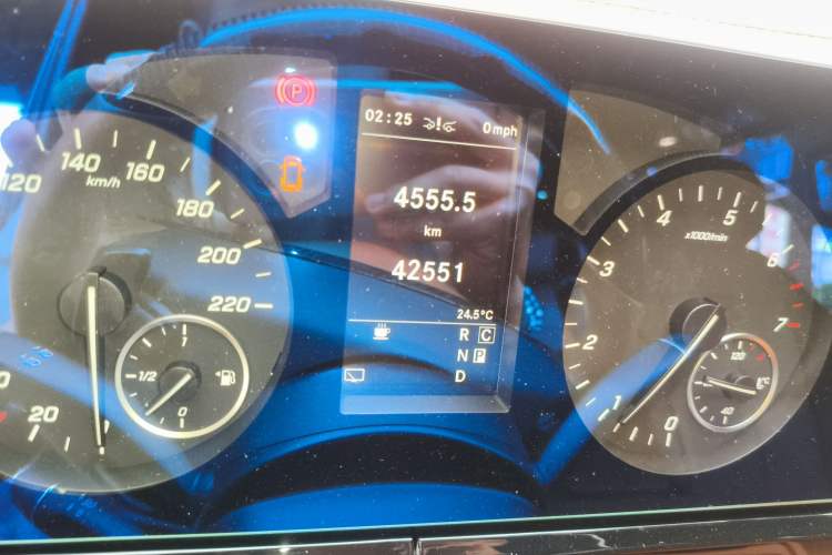 Used Mercedes-Benz Vito 2021 2.0T Business Version 7 Seats Odometer Close Up