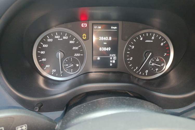 Used Mercedes-Benz Vito 2021 2.0T Elite Version 7 Seats Odometer Close Up