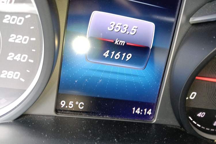 Used Mercedes-Benz Vito 2021 2.0T Business Version 7 Seats Odometer Close Up
