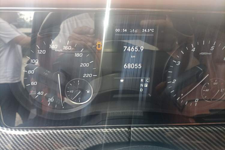 Used Mercedes-Benz Vito 2021 2.0T Business Version 7 Seats Odometer Close Up
