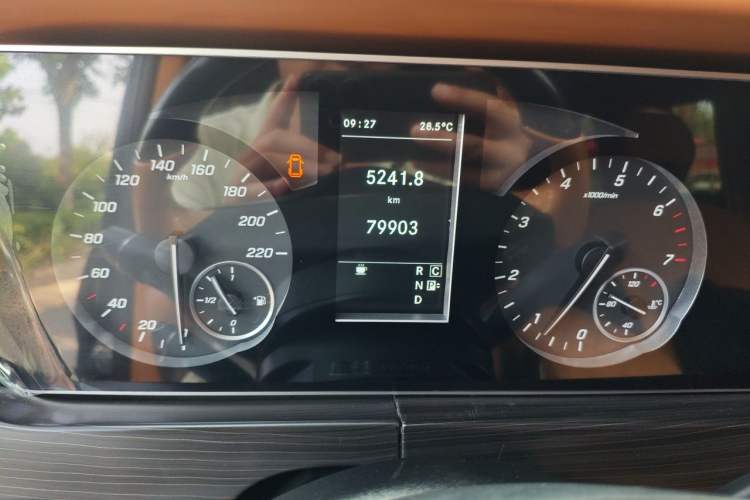 Used Mercedes-Benz Vito 2021 2.0T Elite Version 7 Seats Odometer Close Up
