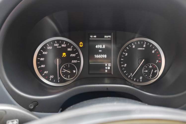 Used Mercedes-Benz Vito 2021 2.0T Business Version 7 Seats Odometer Close Up