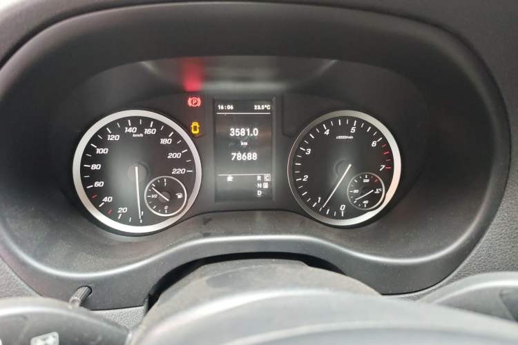 Used Mercedes-Benz Vito 2021 2.0T Business Version 9 Seats Odometer Close Up