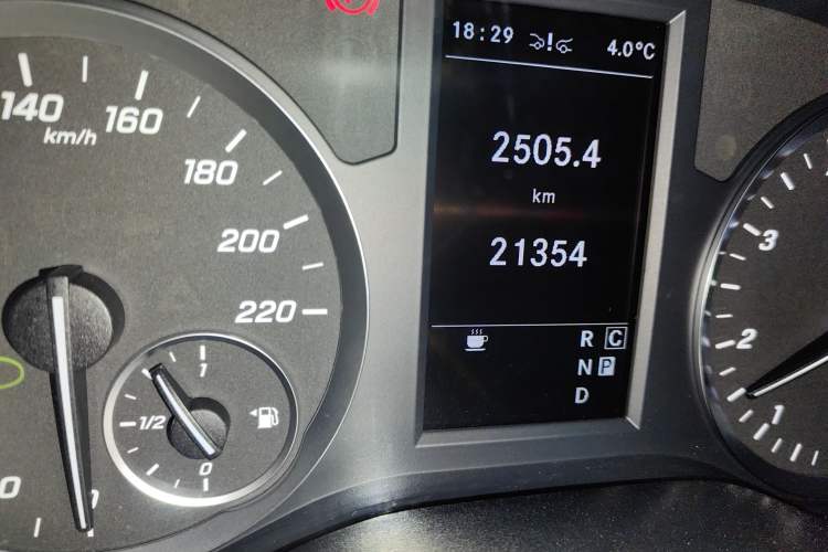 Used Mercedes-Benz Vito 2021 2.0T Business Version 7 Seats Odometer Close Up