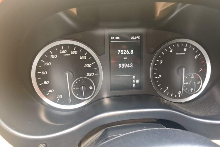 Used Mercedes-Benz Vito 2021 2.0T Business Version 7 Seats Odometer Close Up