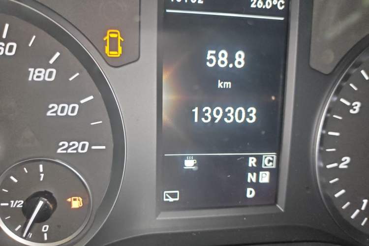 Used Mercedes-Benz Vito 2021 2.0T Elite Version 7 Seats Odometer Close Up