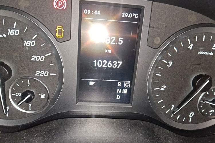 Used Mercedes-Benz Vito 2021 2.0T Elite Version 7 Seats Odometer Close Up