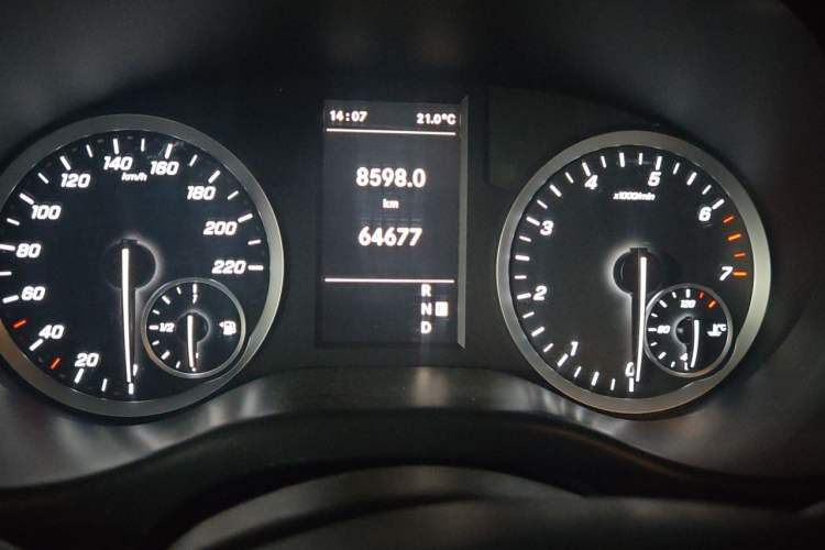 Used Mercedes-Benz Vito 2021 2.0T Business Version 7 Seats Odometer Close Up