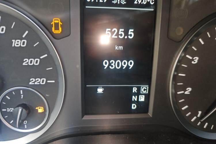 Used Mercedes-Benz Vito 2021 2.0T Business Version 7 Seats Odometer Close Up