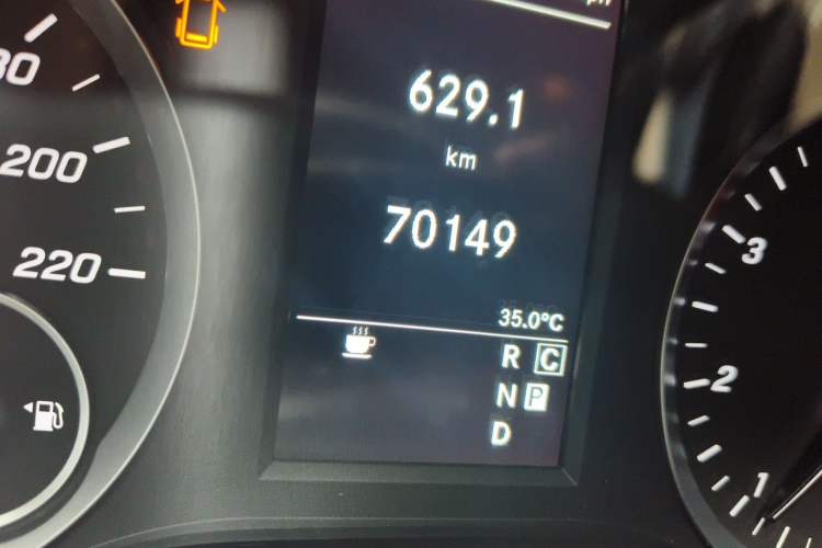 Used Mercedes-Benz Vito 2021 2.0T Elite Version 7 Seats Odometer Close Up