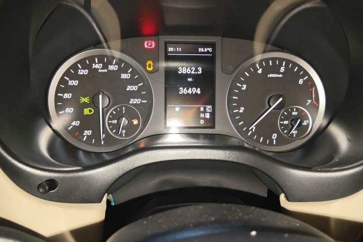 Used Mercedes-Benz Vito 2021 2.0T Business Version 7 Seats Odometer Close Up