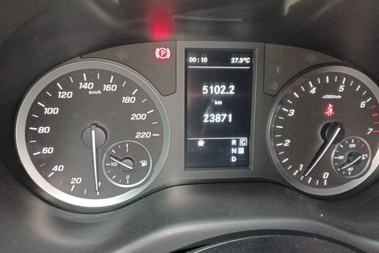 Used Mercedes-Benz Vito 2021 2.0T Elite Version 7 Seats Odometer Close Up