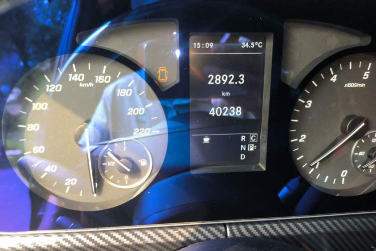 Used Mercedes-Benz Vito 2021 2.0T Business Version 7 Seats Odometer Close Up