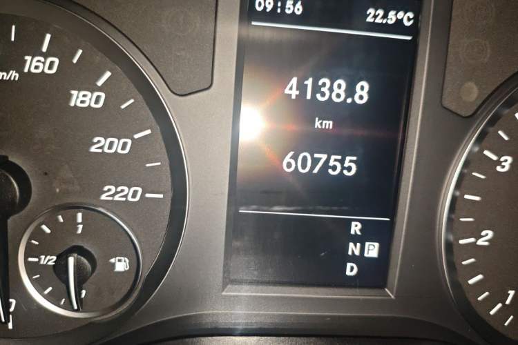 Used Mercedes-Benz Vito 2021 2.0T Elite Version 7 Seats Odometer Close Up