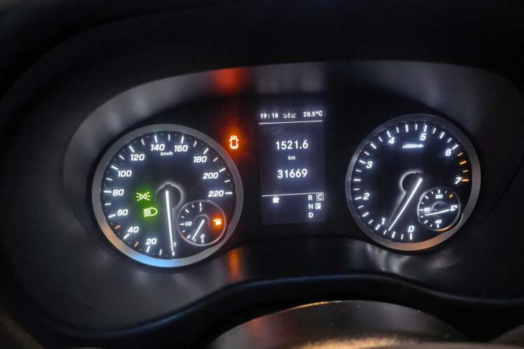 Used Mercedes-Benz Vito 2021 2.0T Business Version 7 Seats Odometer Close Up