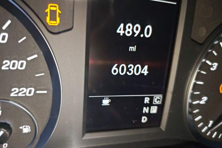 Used Mercedes-Benz Vito 2021 2.0T Elite Version 7 Seats Odometer Close Up