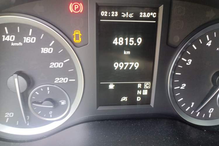 Used Mercedes-Benz Vito 2021 2.0T Business Version 7 Seats Odometer Close Up