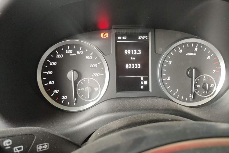 Used Mercedes-Benz Vito 2021 2.0T Business Version 7 Seats Odometer Close Up