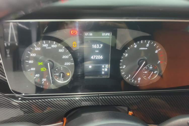 Used Mercedes-Benz Vito 2021 2.0T Business Version 7 Seats Odometer Close Up