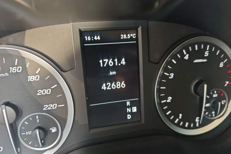 Used Mercedes-Benz Vito 2021 2.0T Business Version 7 Seats Odometer Close Up