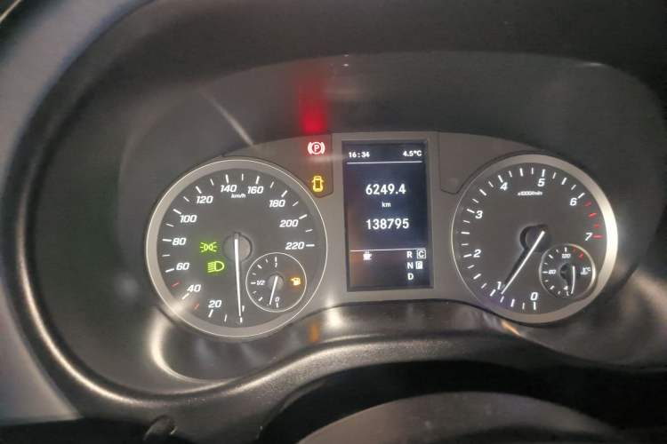 Used Mercedes-Benz Vito 2021 2.0T Elite Version 7 Seats Odometer Close Up