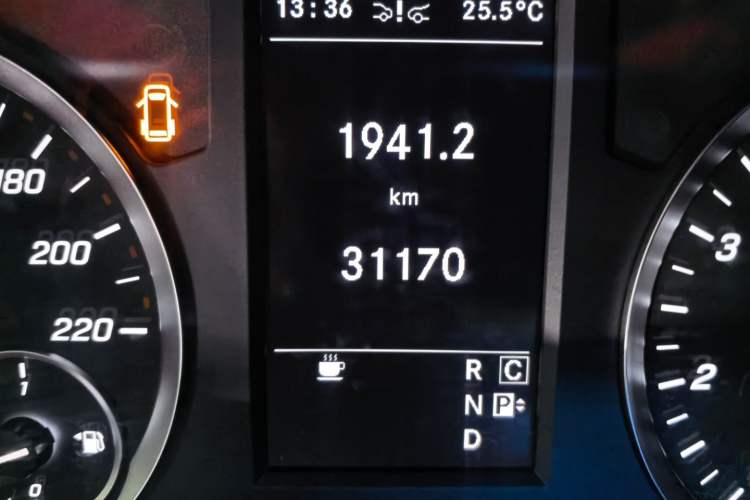 Used Mercedes-Benz Vito 2021 2.0T Elite Version 7 Seats Odometer Close Up