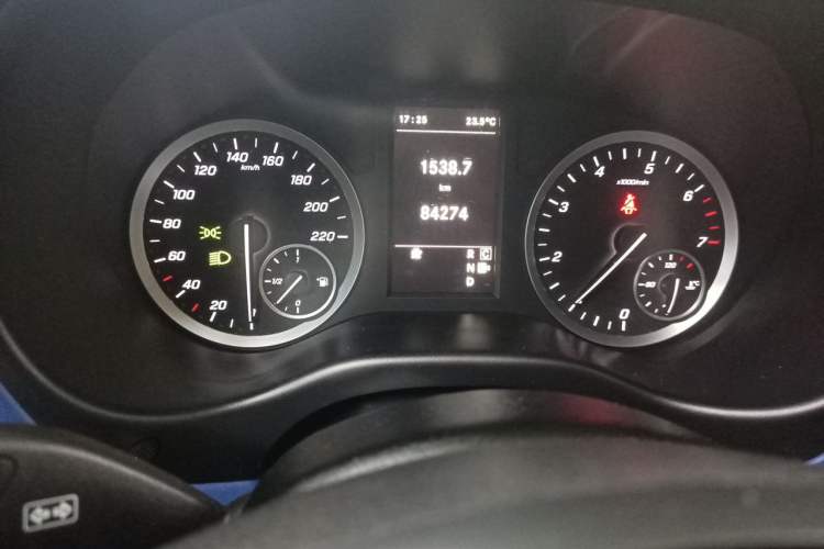 Used Mercedes-Benz Vito 2021 2.0T Elite Version 7 Seats Odometer Close Up
