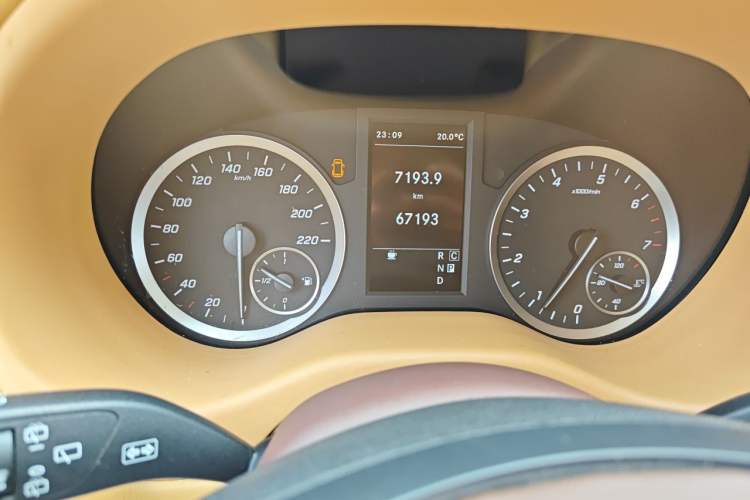 Used Mercedes-Benz Vito 2021 2.0T Elite Version 7 Seats Odometer Close Up
