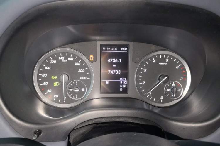 Used Mercedes-Benz Vito 2021 2.0T Business Version 7 Seats Odometer Close Up
