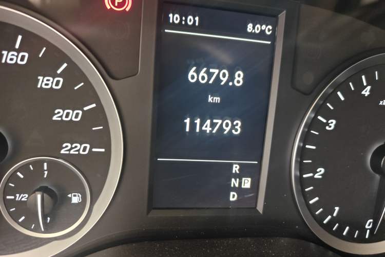 Used Mercedes-Benz Vito 2021 2.0T Business Version 7 Seats Odometer Close Up