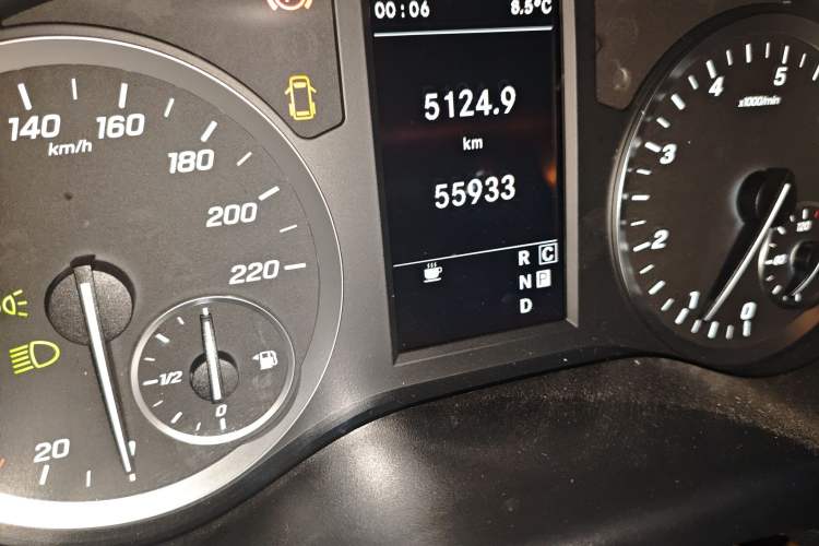 Used Mercedes-Benz Vito 2021 2.0T Elite Version 7 Seats Odometer Close Up