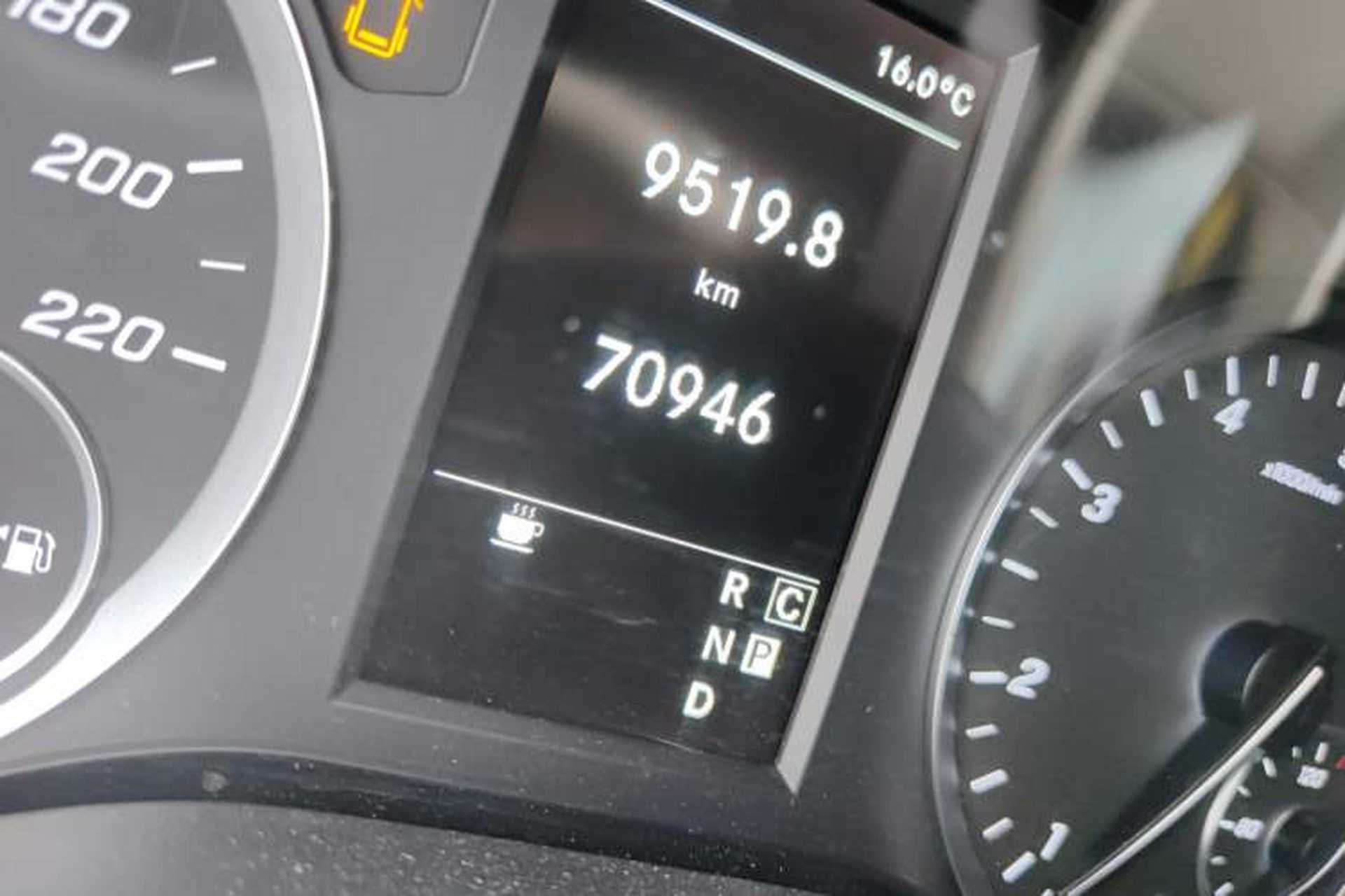 Used Mercedes-Benz Vito 2021 2.0T Elite Version 7 Seats Odometer Close Up