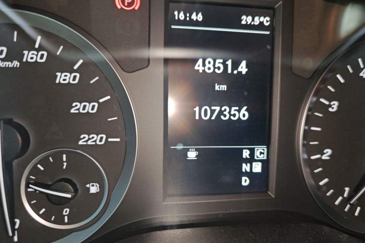 Used Mercedes-Benz Vito 2021 2.0T Elite Version 7 Seats Odometer Close Up