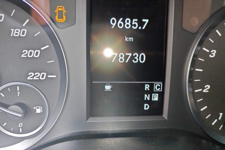 Used Mercedes-Benz Vito 2021 2.0T Business Version 8 Seats Odometer Close Up