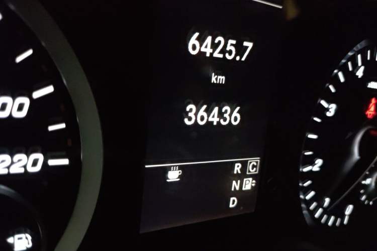 Used Mercedes-Benz Vito 2021 2.0T Business Version 7 Seats Odometer Close Up