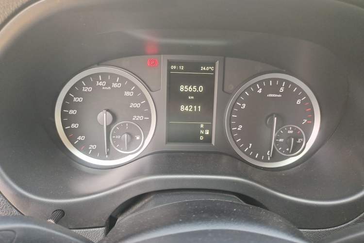 Used Mercedes-Benz Vito 2021 2.0T Elite Version 7 Seats Odometer Close Up