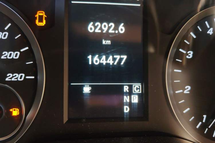 Used Mercedes-Benz Vito 2021 2.0T Elite Version 7 Seats Odometer Close Up