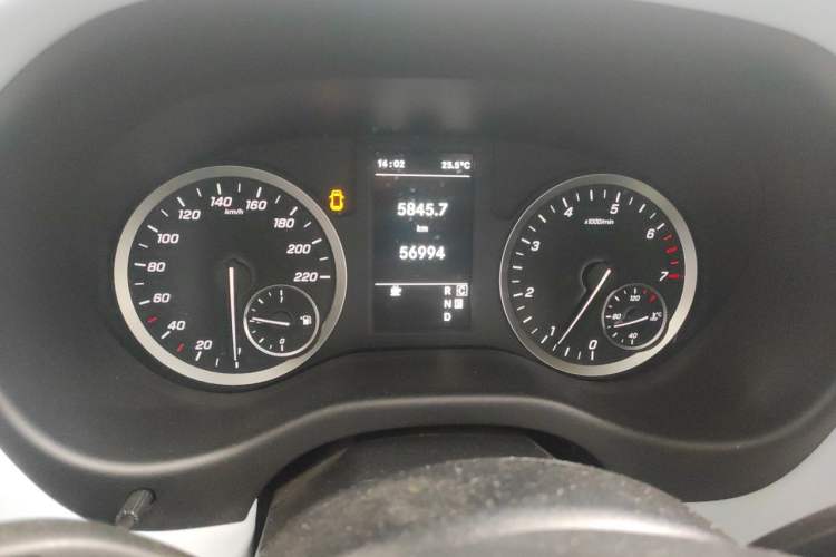 Used Mercedes-Benz Vito 2021 2.0T Elite Version 7 Seats Odometer Close Up