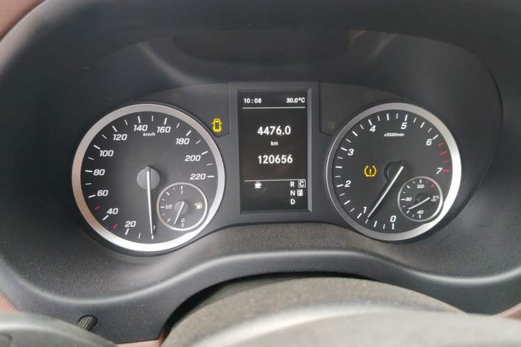 Used Mercedes-Benz Vito 2021 2.0T Elite Version 7 Seats Odometer Close Up