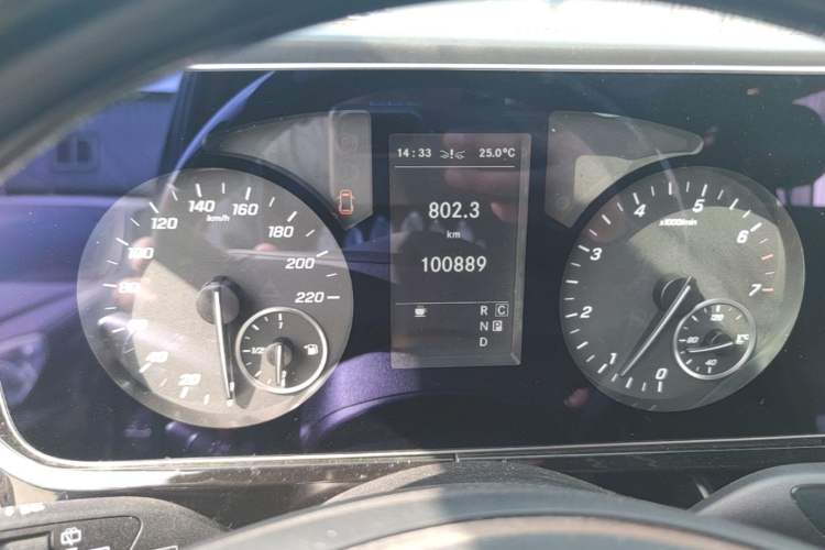 Used Mercedes-Benz Vito 2021 2.0T Business Version 7 Seats Odometer Close Up