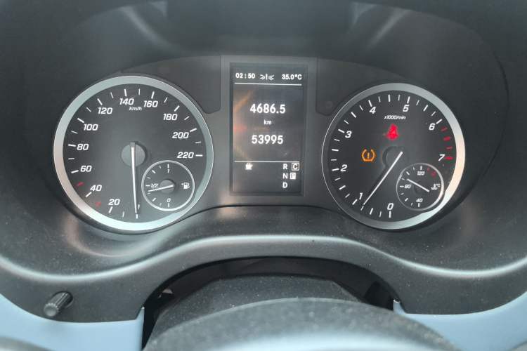Used Mercedes-Benz Vito 2021 2.0T Business Version 7 Seats Odometer Close Up