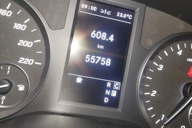 Used Mercedes-Benz Vito 2021 2.0T Business Version 7 Seats Odometer Close Up