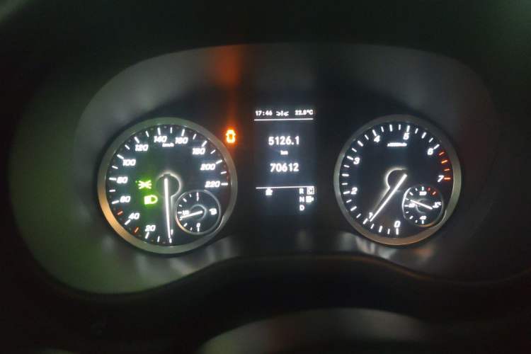 Used Mercedes-Benz Vito 2021 2.0T Business Version 7 Seats Odometer Close Up