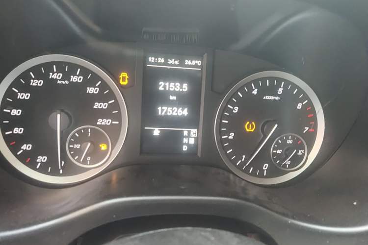 Used Mercedes-Benz Vito 2021 2.0T Business Version 7 Seats Odometer Close Up