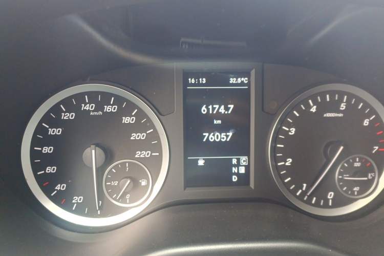 Used Mercedes-Benz Vito 2021 2.0T Elite Version 7 Seats Odometer Close Up