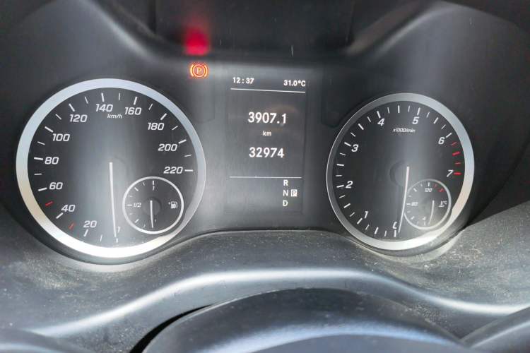 Used Mercedes-Benz Vito 2021 2.0T Elite Version 7 Seats Odometer Close Up