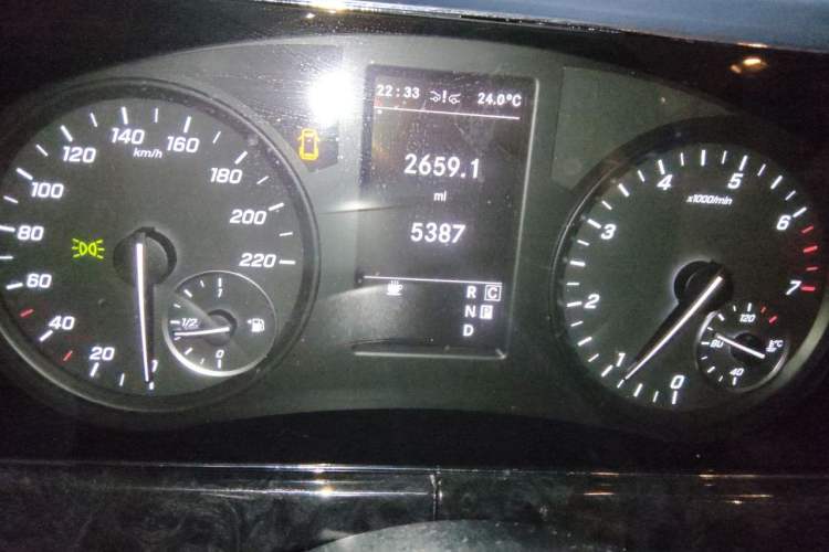Used Mercedes-Benz Vito 2021 2.0T Business Version 7 Seats Odometer Close Up