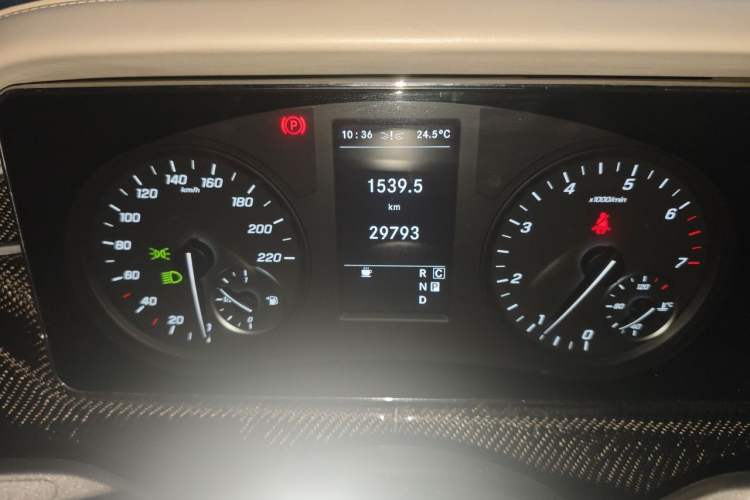 Used Mercedes-Benz Vito 2021 2.0T Business Version 7 Seats Odometer Close Up