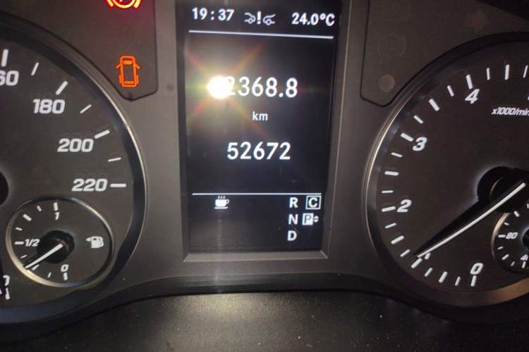 Used Mercedes-Benz Vito 2021 2.0T Business Version 7 Seats Odometer Close Up